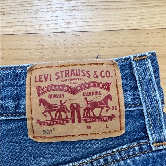 Levi's Women's 501 Jean Shorts 28 (sold as shorts by store, not jeans cut off) - Picture 5 of 7
